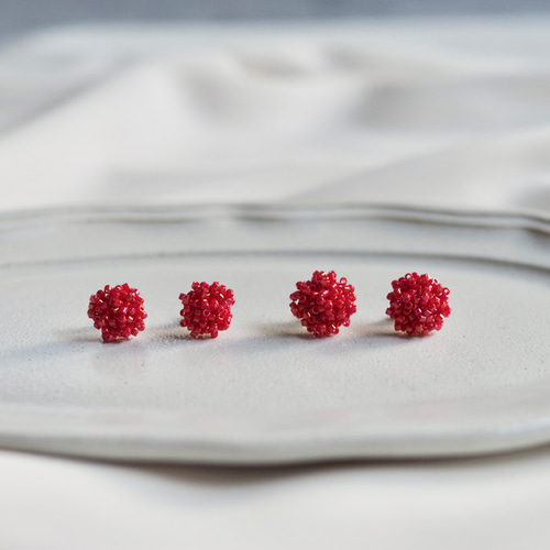 イヤリング/ピアス 赤 つぶつぶビーズのピアス イヤリング レッド 深紅