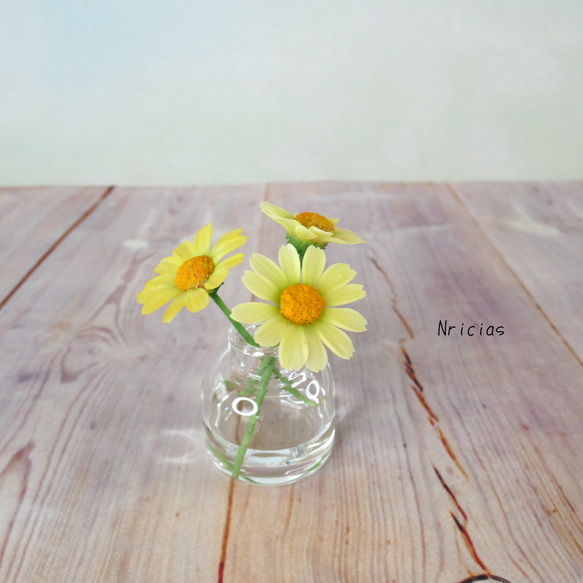 (再販)小花を飾りたい♪✿クレイフラワー マーガレット 黄色 マジカルウォーター NO.MWM5ーY 1枚目の画像