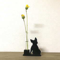 花とくつろぐ犬（フレンチブルドッグ）の一輪挿し　ガラス瓶　リードディフューザーとしても 1枚目の画像