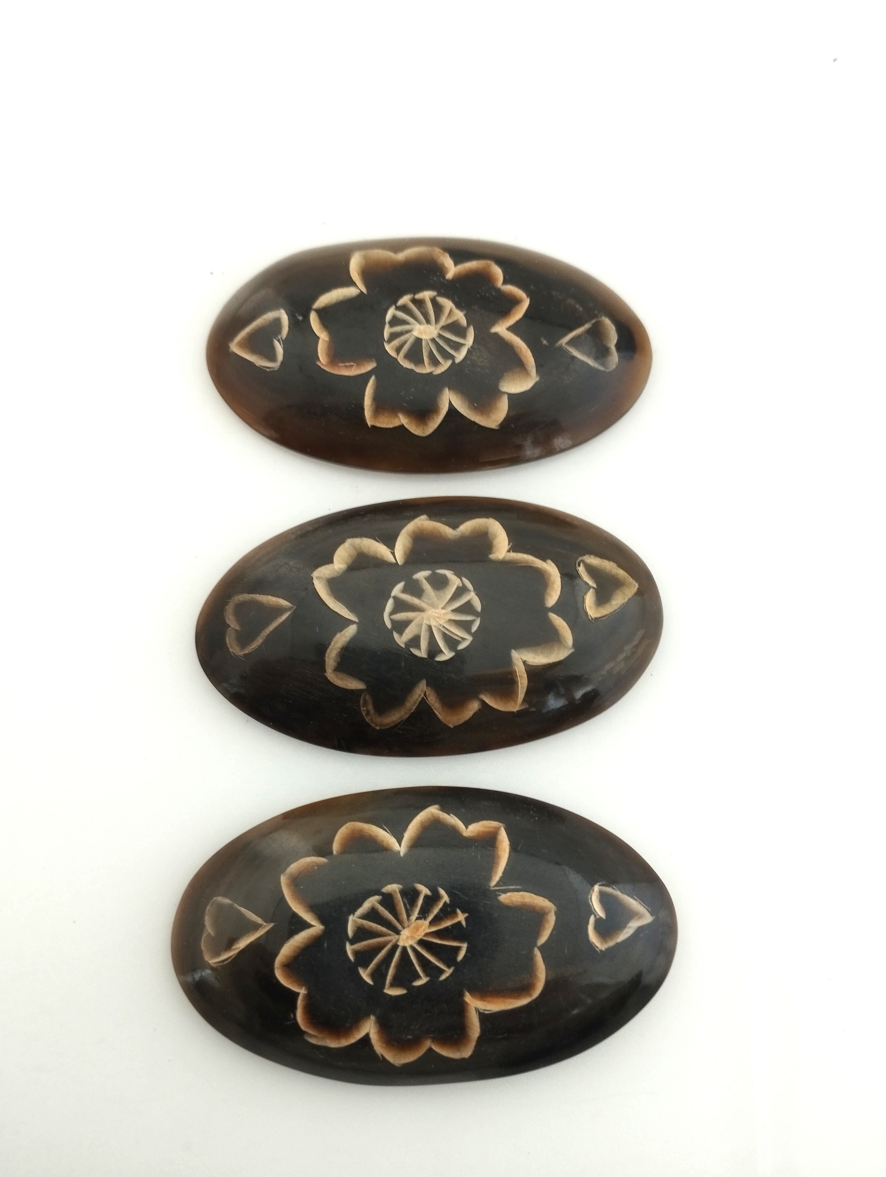 3個セット：水牛の桜の花びら手彫りボタン（水牛ボタン-1）