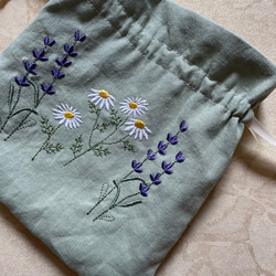 丸洗いできる　カモミール・ラベンダー刺繍の巾着ポーチ　ハーフリネン 3枚目の画像