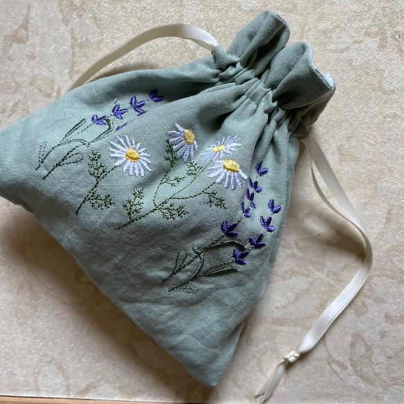 丸洗いできる　カモミール・ラベンダー刺繍の巾着ポーチ　ハーフリネン 1枚目の画像
