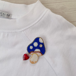 ビーズ刺繍ブローチ【きのこ/ぷちっと一粒ガラスビジュー/ブルー】ハートチャーム有無選べます♪ 6枚目の画像