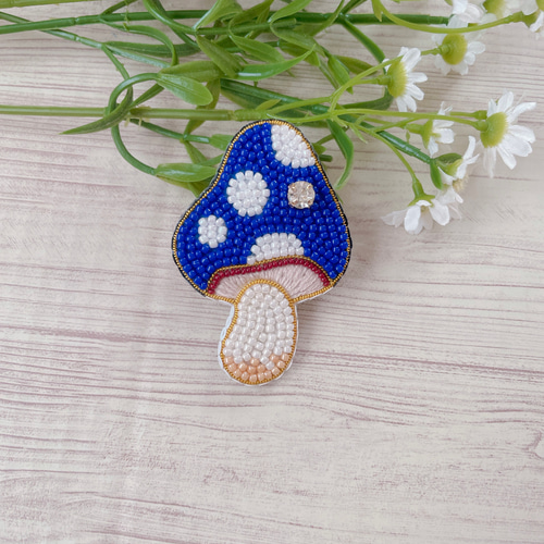 ビーズ刺繍ブローチ【きのこ/ぷちっと一粒ガラスビジュー/ブルー