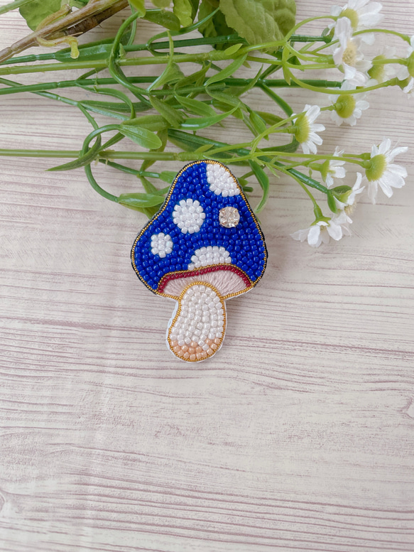 こり198.キラキラきのこ ビーズ 刺繍ブローチ ハンドメイドアクセサリ ビーズ刺繍ブローチ【きのこ/ぷちっと一粒ガラスビジュー/ブルー