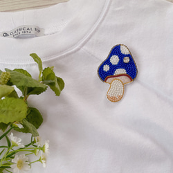 ビーズ刺繍ブローチ【きのこ/ぷちっと一粒ガラスビジュー/ブルー】ハートチャーム有無選べます♪ 4枚目の画像