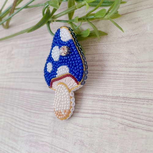 こり198.キラキラきのこ ビーズ 刺繍ブローチ ハンドメイドアクセサリ 198.キラキラきのこ ビーズ 刺繍ブローチ ハンドメイド