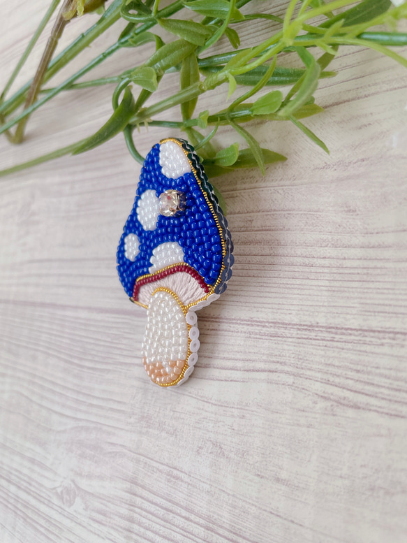 ビーズ刺繍ブローチ【きのこ/ぷちっと一粒ガラスビジュー/ブルー】ハートチャーム有無選べます♪ 2枚目の画像