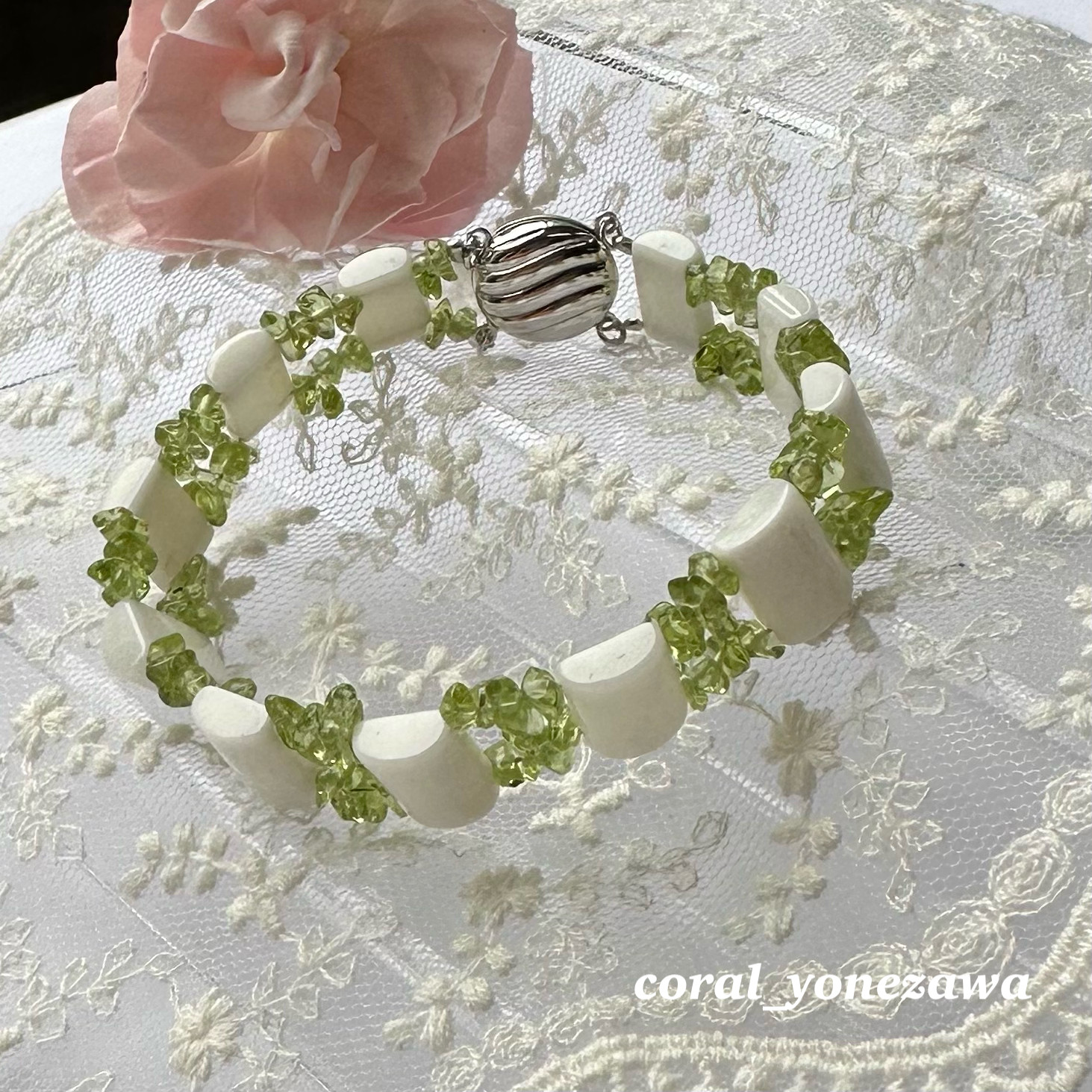 特価品　少しの訳で値下げ　白珊瑚・ペリドット　ブレスレット　留め金silverマグネット　R50521H3
