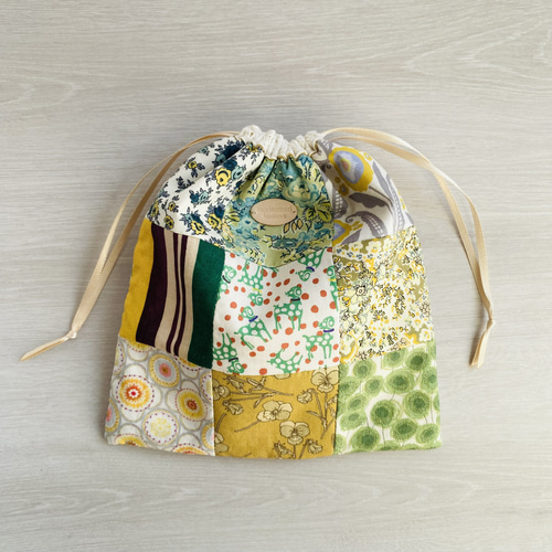 はぎれを愛でる》しかくいパッチワーク巾着 〈リバティ イエロー