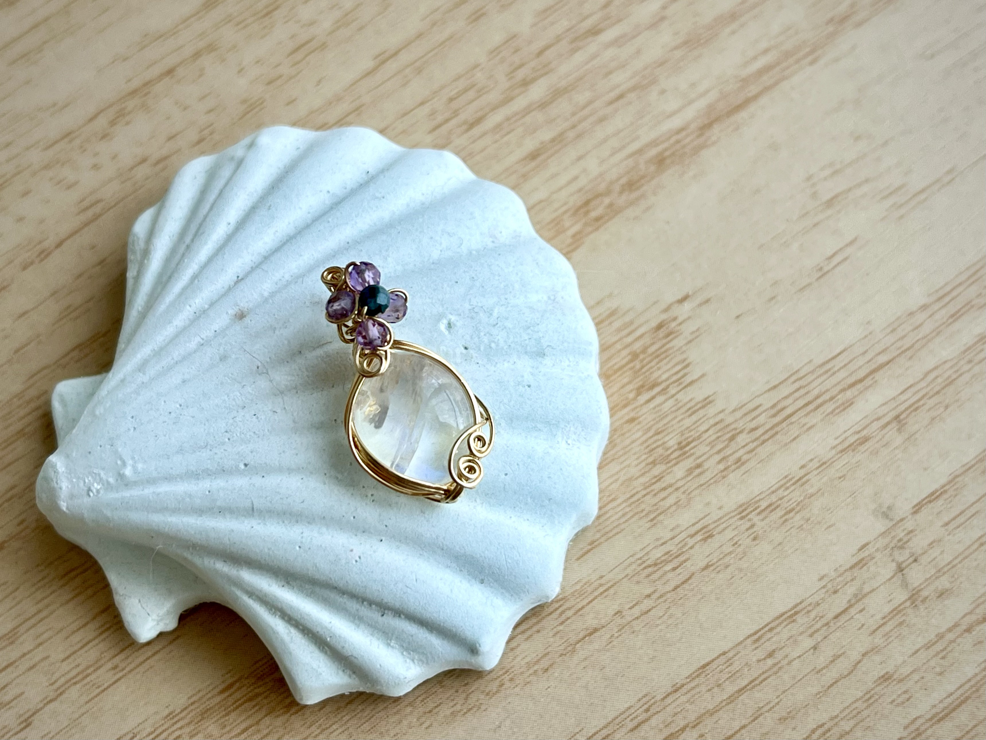 【初夏〜潤いが演出する薄紫のペントップ】梅雨に似合う花をあしらった天然石のペンダントトップ