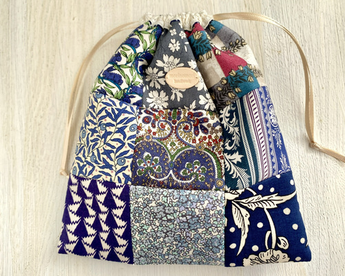 はぎれを愛でる》しかくいパッチワーク巾着 〈リバティ ブルー系