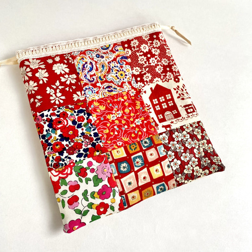 はぎれを愛でる》しかくいパッチワーク巾着 〈リバティ レッド系