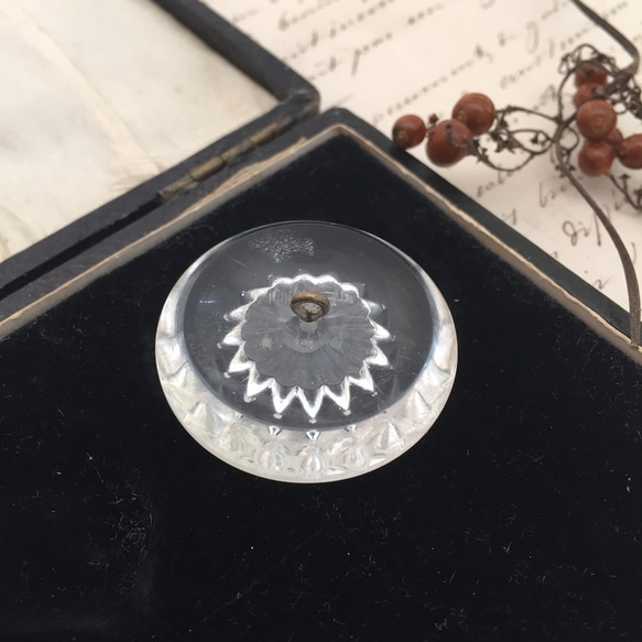 イギリス製ルーサイト樹脂ボタン　透かし彫り　透明ボタン　ソーイング　飾りボタン　カット模様　 3枚目の画像