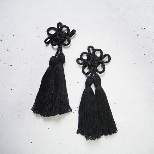 ピアス イヤリング✰黒和風✖ブラックリング 江戸打紐ピアス】 黒色 菊結び ピアス（スタッド・一粒） 水引