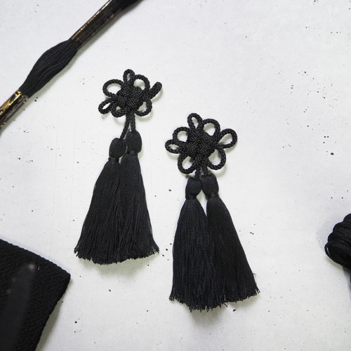 江戸打紐ピアス】 黒色 菊結び ピアス（スタッド・一粒） 水引