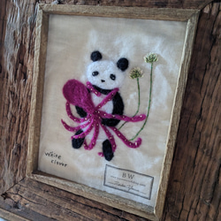 羊毛絵画 羊毛刺繍と植物シリーズ 「タコパンダとシロツメクサ」壁掛け 立て掛け 2way 1枚目の画像