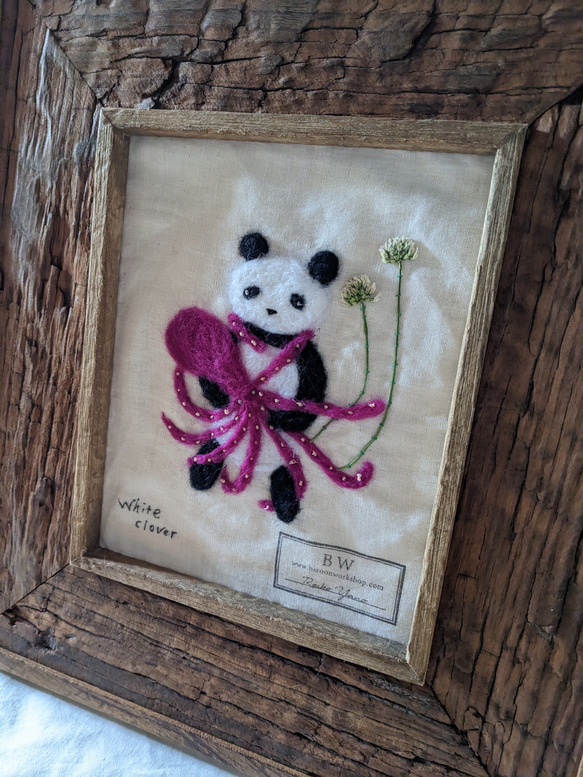 羊毛絵画 羊毛刺繍と植物シリーズ 「タコパンダとシロツメクサ」壁掛け 立て掛け 2way 1枚目の画像