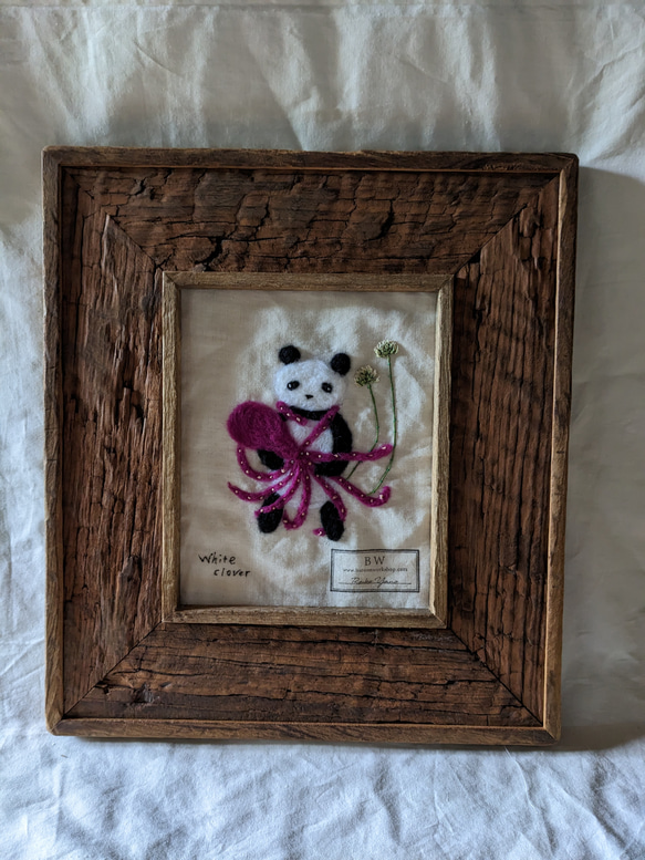 羊毛絵画 羊毛刺繍と植物シリーズ 「タコパンダとシロツメクサ」壁掛け 立て掛け 2way 3枚目の画像