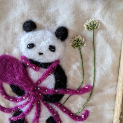 羊毛絵画 羊毛刺繍と植物シリーズ 「タコパンダとシロツメクサ」壁掛け 立て掛け 2way 2枚目の画像