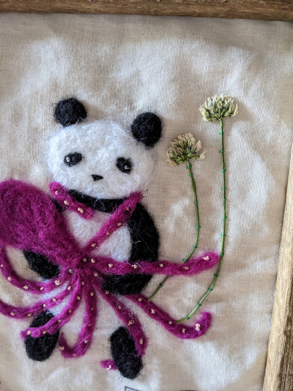 羊毛絵画 羊毛刺繍と植物シリーズ 「タコパンダとシロツメクサ」壁掛け 立て掛け 2way 2枚目の画像