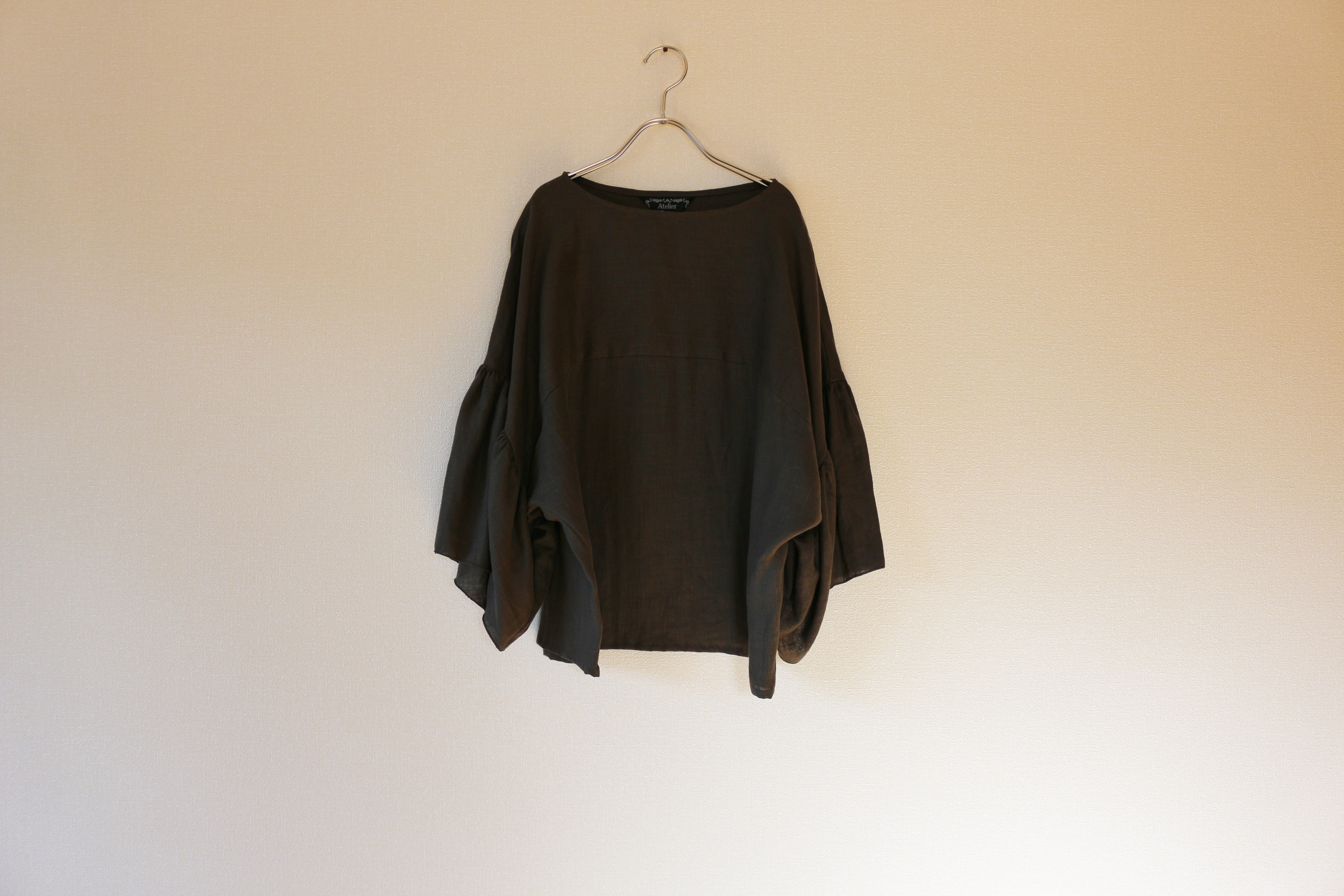 バイカラーのふんわり袖のトップス　リネン100％　　カーキ　即納