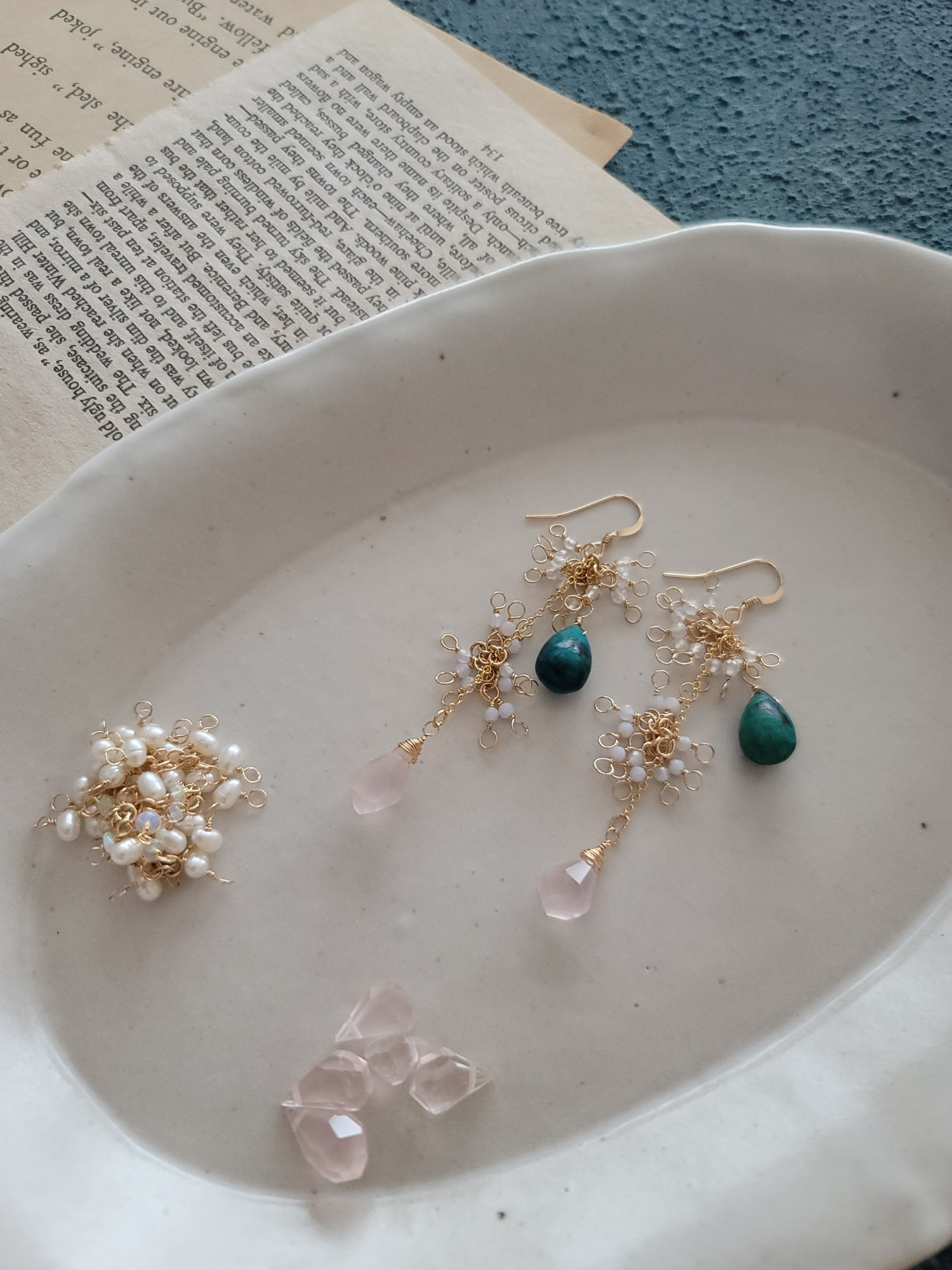 クリソコラ、ローズクォーツ、レインボームーンストーン ブルーレースアゲートの揺れるピアス(イヤリング変更可)