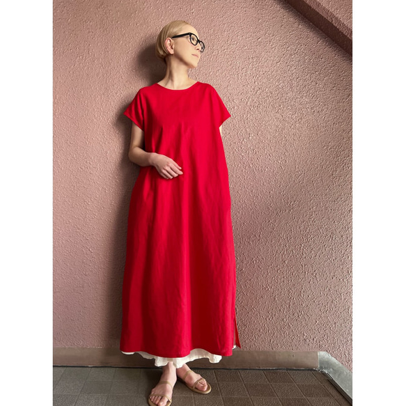 RATA❤️可以選擇長度和領口的設計❤️粗棉麻❤️寬鬆修長的連身裙❤️亮紅色 第2張的照片