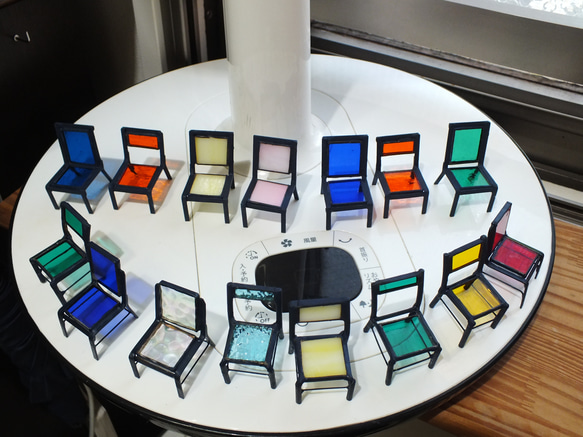 ちっちゃい椅子Ⅲ（どれでも４個分、ステンドグラス、ミニチュア） 4枚目の画像
