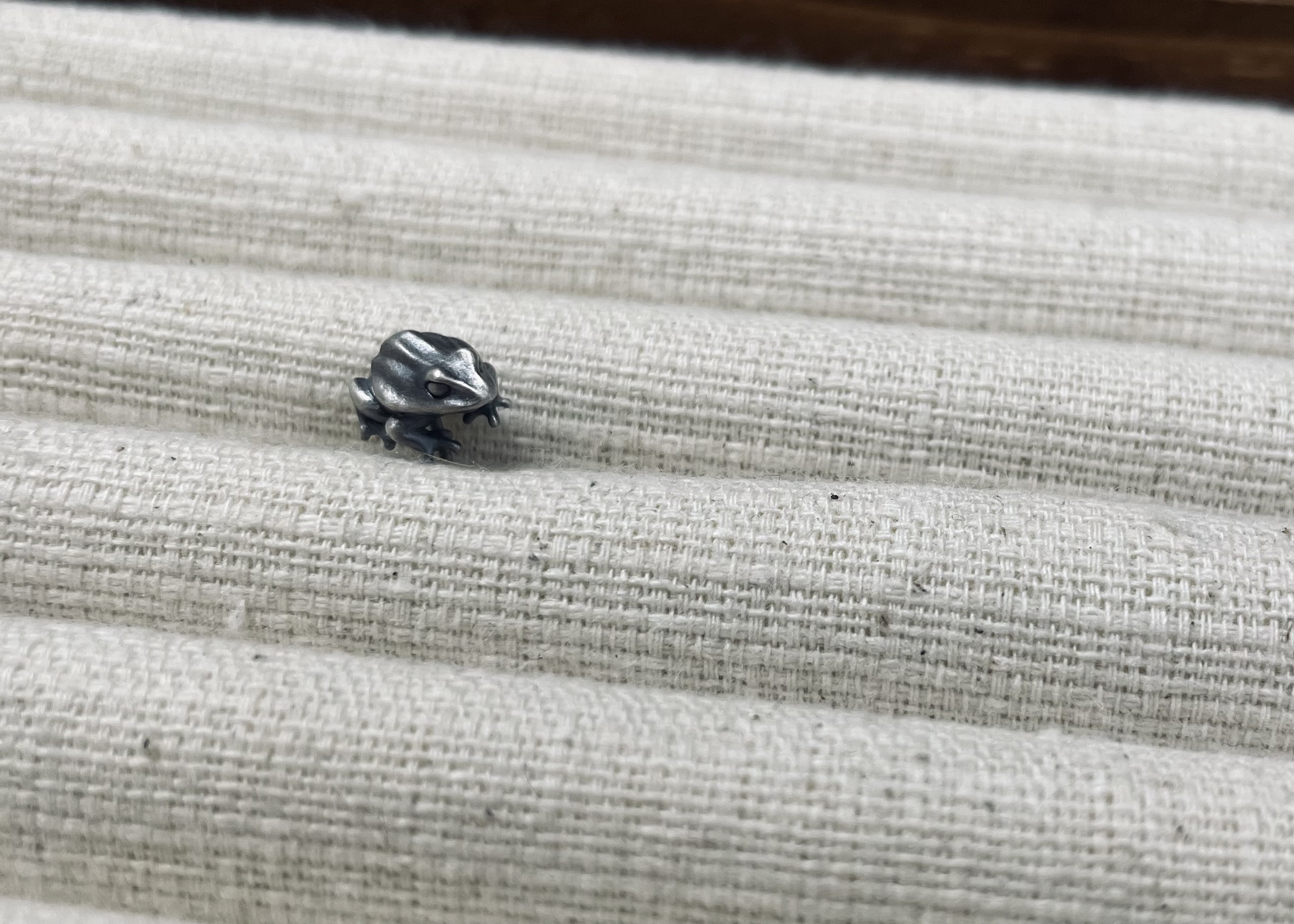 【片ピアス】ちいさなケロ