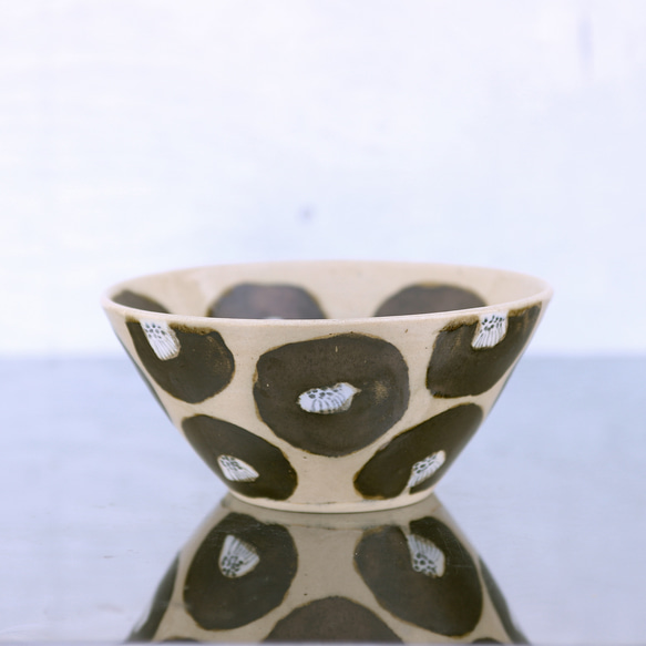 マンガン窯変釉による椿絵の鉢（中） 2枚目の画像