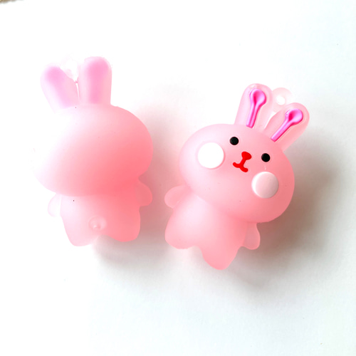ウサギの顔 キーホルダー ピンク 兎 バッグチャーム ウサギモチーフ キラキラ リボン ビーズ