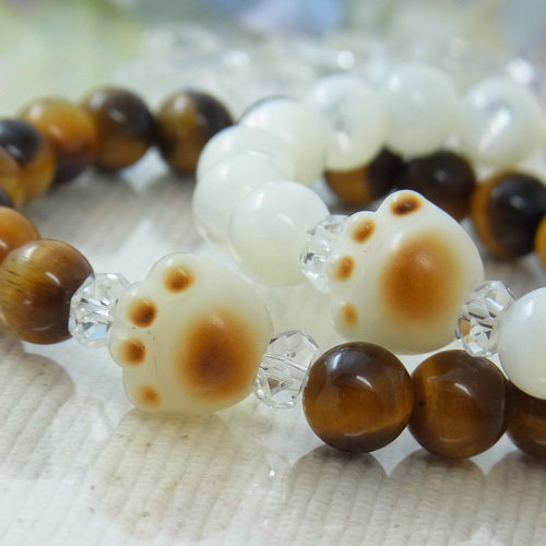 ♥白ねこちゃん♥肉球 ぷっくり 可愛い 猫アクセ マザーオブパール