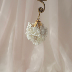 Hanging flower earring "innocent white" 4枚目の画像