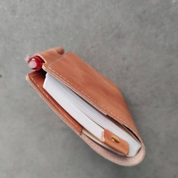 Hobonichi Techo Tanned Leather Case Techo Cover 將筆插入 A6 尺寸的 tech 第5張的照片