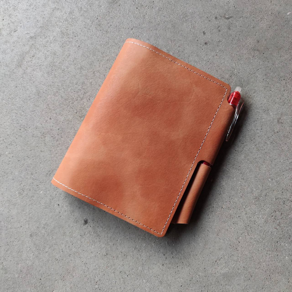 Hobonichi Techo Tanned Leather Case Techo Cover 將筆插入 A6 尺寸的 tech 第7張的照片