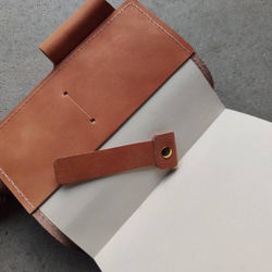 Hobonichi Techo Tanned Leather Case Techo Cover 將筆插入 A6 尺寸的 tech 第6張的照片