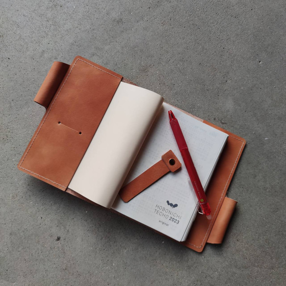 Hobonichi Techo Tanned Leather Case Techo Cover 將筆插入 A6 尺寸的 tech 第10張的照片