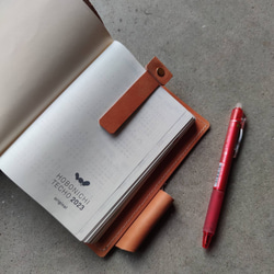 Hobonichi Techo Tanned Leather Case Techo Cover 將筆插入 A6 尺寸的 tech 第9張的照片