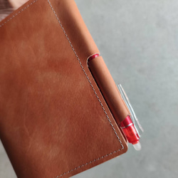 Hobonichi Techo Tanned Leather Case Techo Cover 將筆插入 A6 尺寸的 tech 第12張的照片