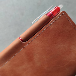 Hobonichi Techo Tanned Leather Case Techo Cover 將筆插入 A6 尺寸的 tech 第11張的照片