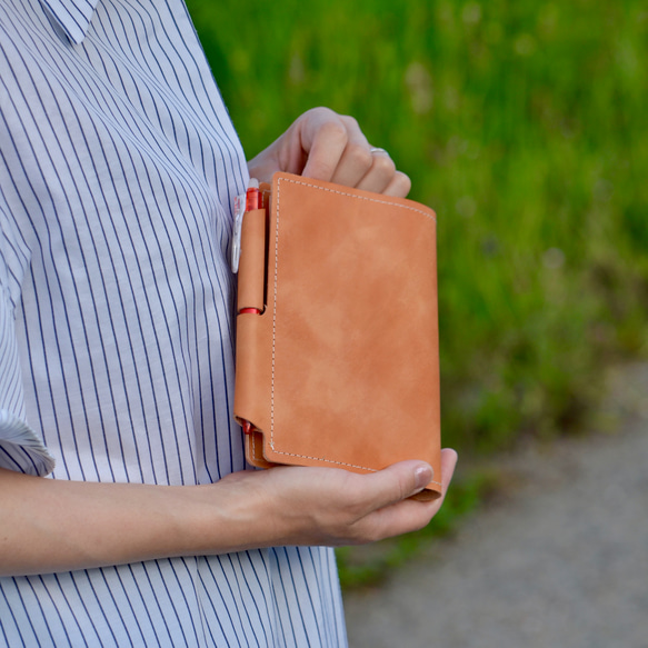 ほぼ日手帳ヌメ革レザーケース　手帳カバー　A6サイズの手帳に　ペンを差し込んで使います。　ヌメ革のしおりつき 2枚目の画像