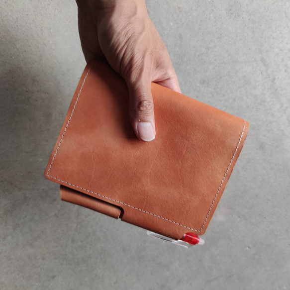 Hobonichi Techo Tanned Leather Case Techo Cover 將筆插入 A6 尺寸的 tech 第8張的照片