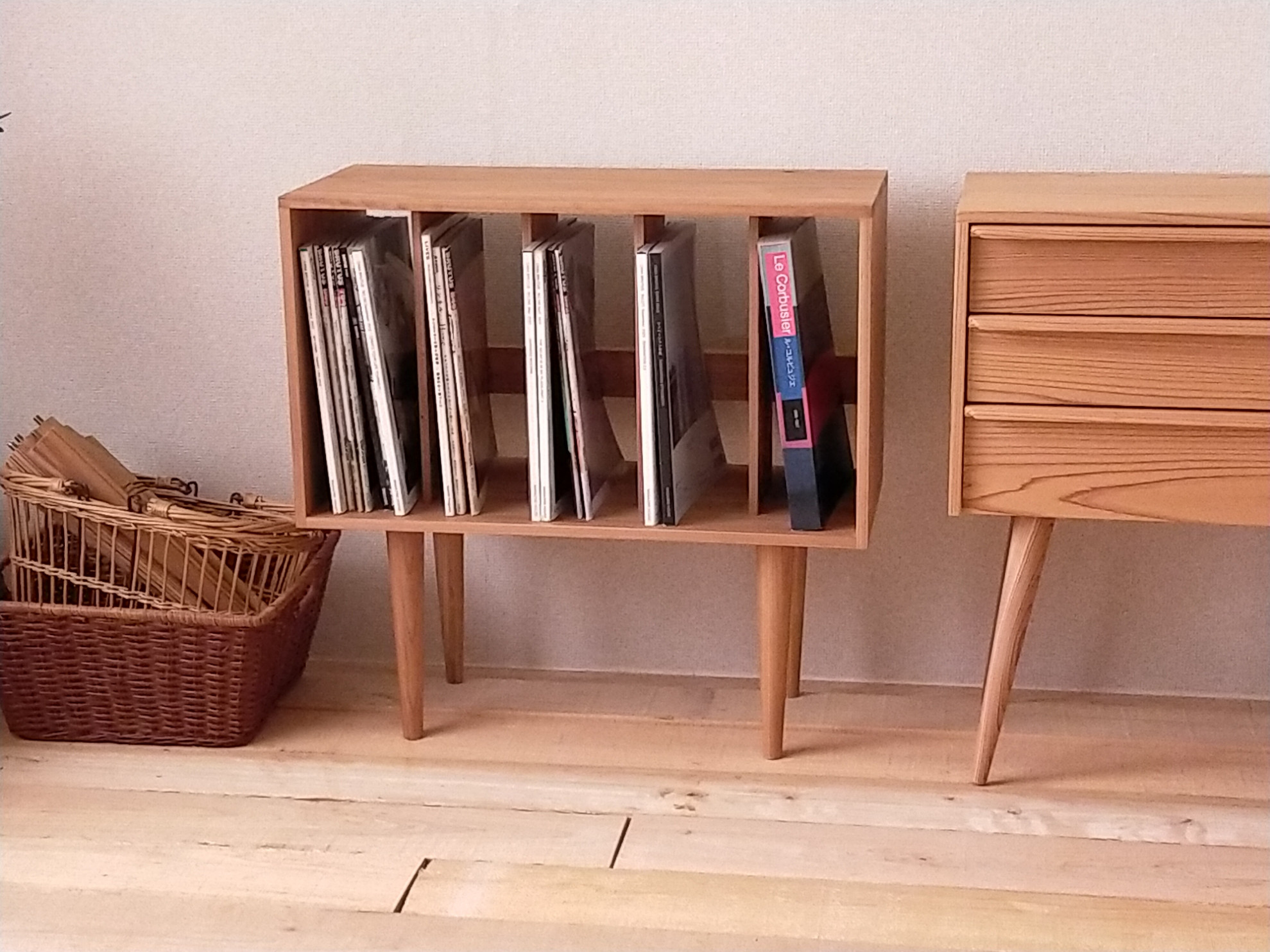 仕切のある脚付本棚　ブックチェスト