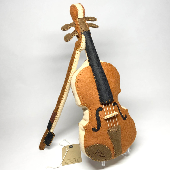 小さな音楽家のための【はじめてバイオリン】ブラウン　フェルト製の手縫いぬいぐるみバイオリン No.230516 1枚目の画像