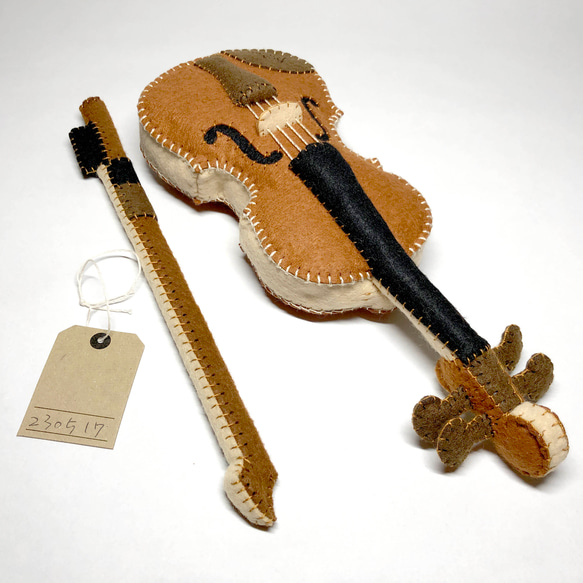 小さな音楽家のための【はじめてバイオリン】ブラウン　フェルト製の手縫いぬいぐるみバイオリン No.230517 4枚目の画像