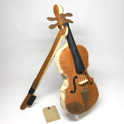 小さな音楽家のための【はじめてバイオリン】ブラウン　フェルト製の手縫いぬいぐるみバイオリン No.230517 1枚目の画像