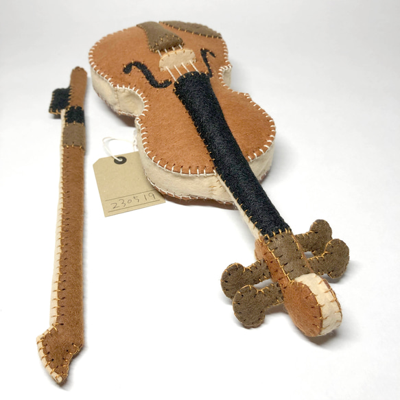 小さな音楽家のための【はじめてバイオリン】ブラウン　フェルト製の手縫いぬいぐるみバイオリン No.230519 4枚目の画像