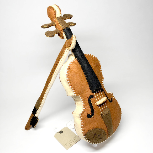 小さな音楽家のための【はじめてバイオリン】ブラウン　フェルト製の手縫いぬいぐるみバイオリン No.230519 1枚目の画像