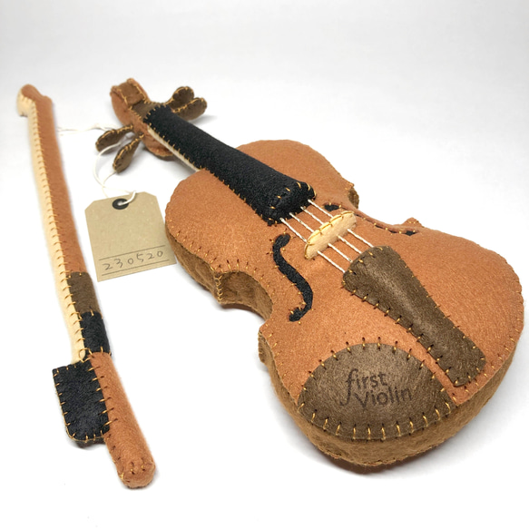 小さな音楽家のための【はじめてバイオリン】ブラウン（リアル）フェルト製の手縫いぬいぐるみバイオリン No.230520 3枚目の画像